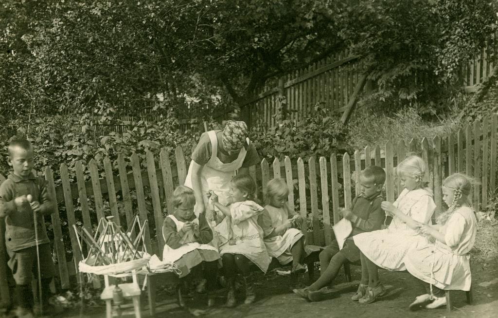 1919 Ebeneserin kuvakokoelma Lapset tekemässä käsitöitä