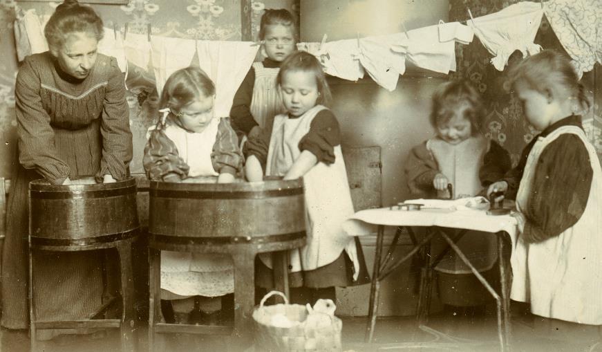 Lastentarhalapset pukeutuivat näin 1910-luvulla Lastentarha Solhällan (Kolmas linja
