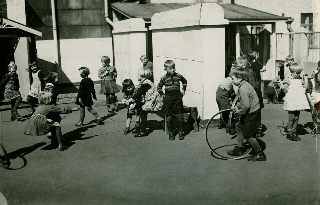 Ebeneserin kuvakokoelma Lastentarhalapset pukeutuivat näin 1930-luvulla Touhulan