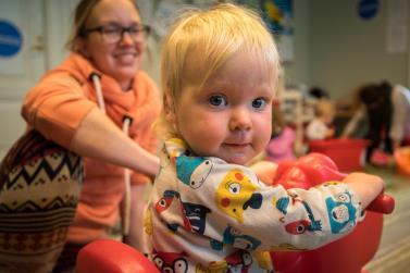 Huomaa minut! -osallisuustyökalu Herättää lähiaikuisen ja työntekijän uteliaisuuden lapsen toiveisiin ja aloitteisiin, ajatuksiin. Lapseen fokusoiva työskentely lisääntyy.