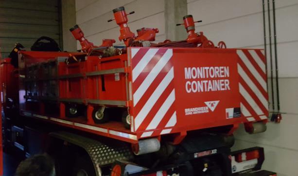 Antwerpenissä on myös useita maantie- ja rautatietunneleita sekä nostosiltoja satama-alueella. Antwerpenin palokunnassa on 7 paloasemaa.