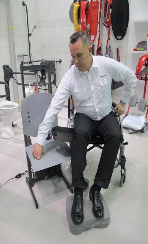 Nostoistuimelta on mahdollista siirtyä liukulaudan avulla esimerkiksi pyörätuoliin.