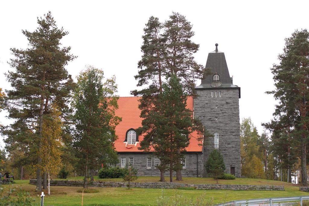 Karkun kirkko Karkun kirkko valmistui vuonna 1913, arkkitehti on Oiva Kallio. Erikoisuutena on alttarin yläpuolella sijaitseva urkuparvi.
