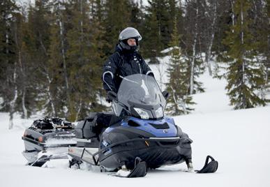 69 YETI 600 ACE 60 cm leveä telamatto ja PPS-A telasto tarjoavat verrattomat umpilumen ajo-ominaisuudet. Korkea yksiosainen tuulilasi tarjoaa tehokkaan suojan viimalta.