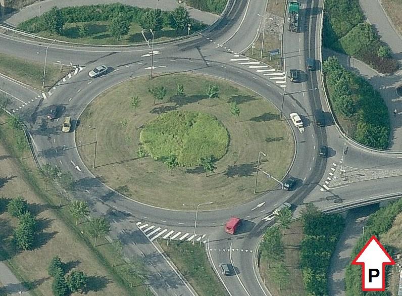 Kuva 1 Hyrylän osittain 2-kaistainen kiertoliittymä (ilmakuva: Bing Maps 211). 3.1.3 Kirkkonummi Kirkkonummella sijaitseva osittain kaksikaistainen kiertoliittymä oli ensimmäisenä tutkittava kohde, joka on kuvassa 8 numero 2.