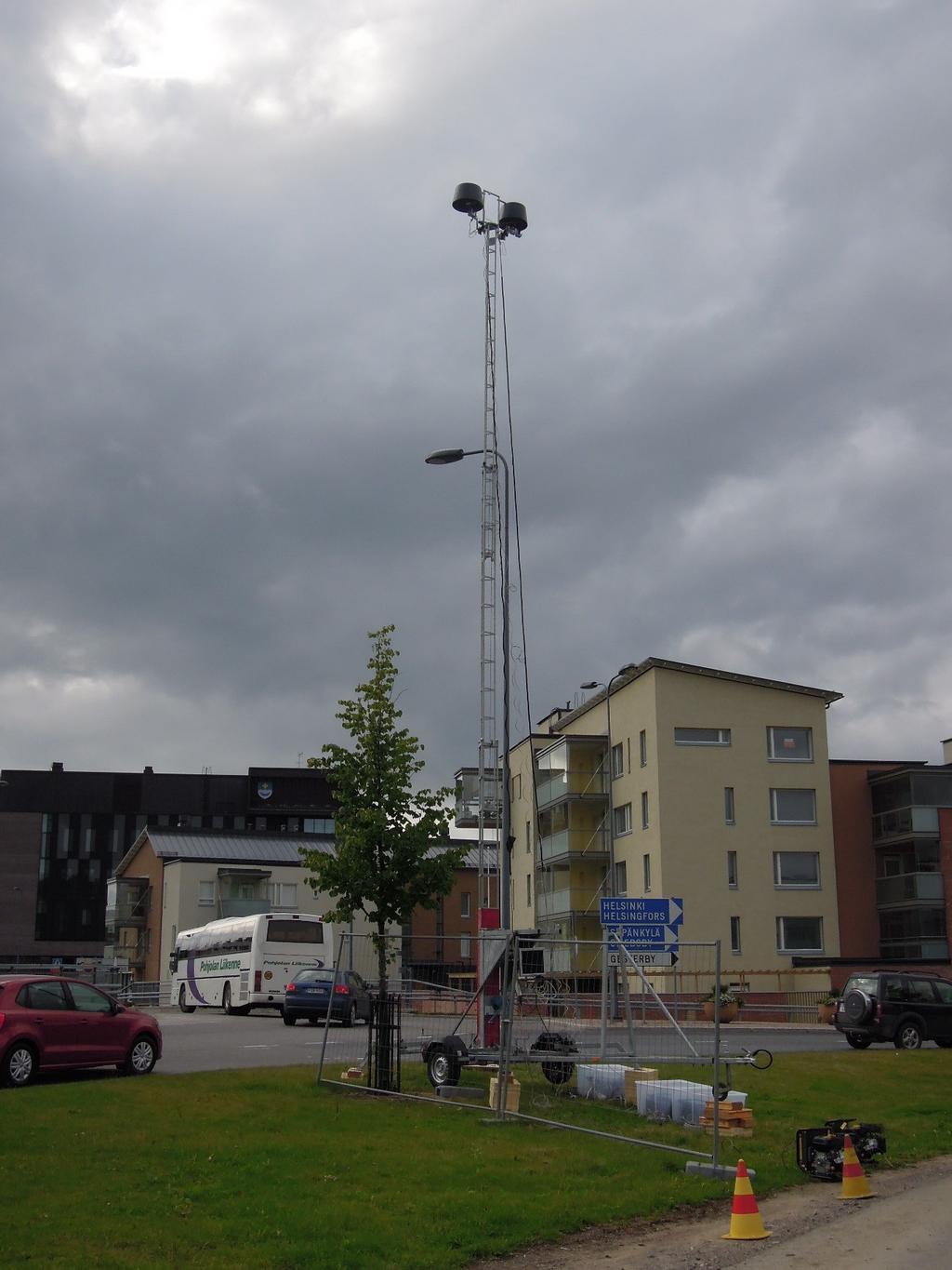 Kuva 2 Masto pystytettynä (kuva: Åsa Enberg). Kuvaaminen aloitettiin aikaisin aamulla ja lopetettiin, kun liikennemäärät alkoivat selvästi vähentyä iltaruuhkan jälkeen.