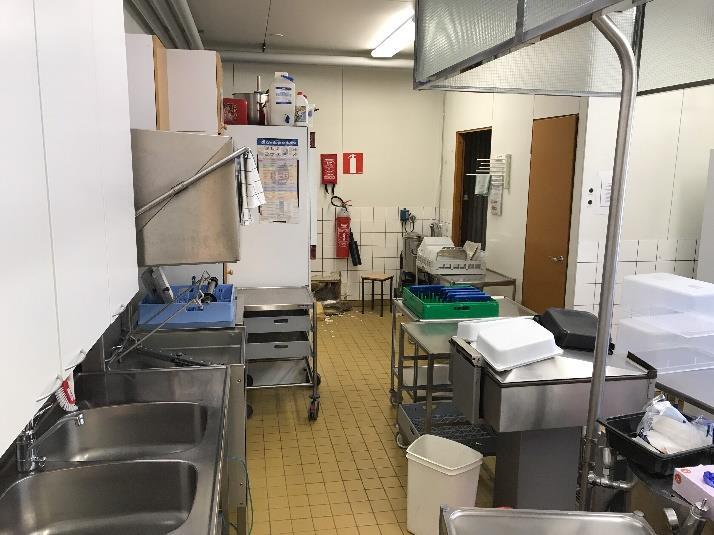 kerroksen luokkatilan ja käytävän kohdalla lattiassa esiintyy poikkeavaa kosteutta tilan alapuolella olevan kellarin maanpaineseinän linjalla, mikä on aiheuttanut lattiapinnoitevaurioita