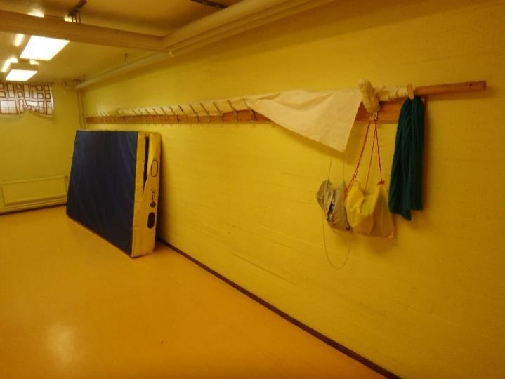 Kuva 17. Lattiapinnoitteet ovat ikääntyneitä, alkuperäistasoisia Kuva 18. Keittiön lattiassa on alkuperäiset laattalattiat. Alapohja Välipohja Kuva 19. B-osan maanpaineseinä kellarikerroksessa.