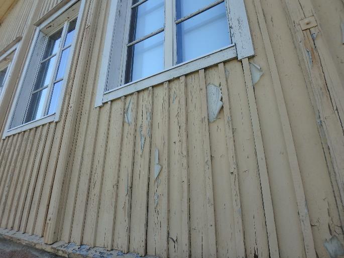 Eteläpuolen julkisivu. Julkisivumaali hilseilee irti.