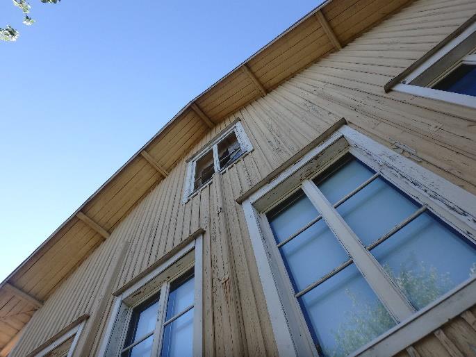 Ikkunoiden pielistä ja smyygilaudoista maali hilseilee