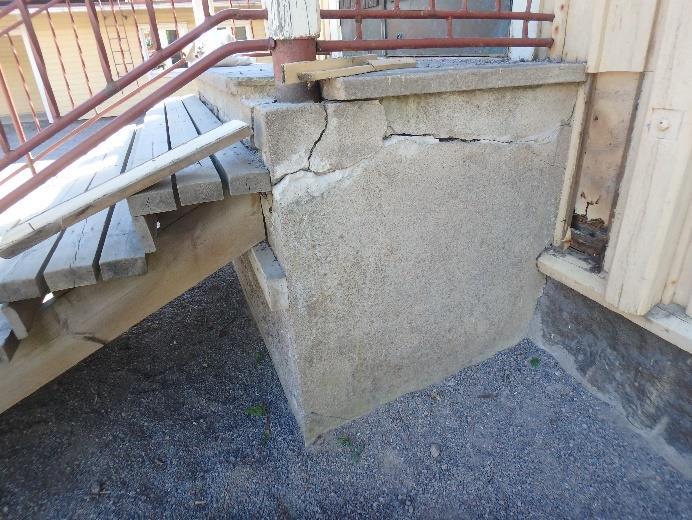 Betonisessa porrastasanteessa on isoja halkeamia.