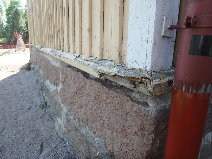Eteläpuolen julkisivun alanurkka on lahovaurioitunut