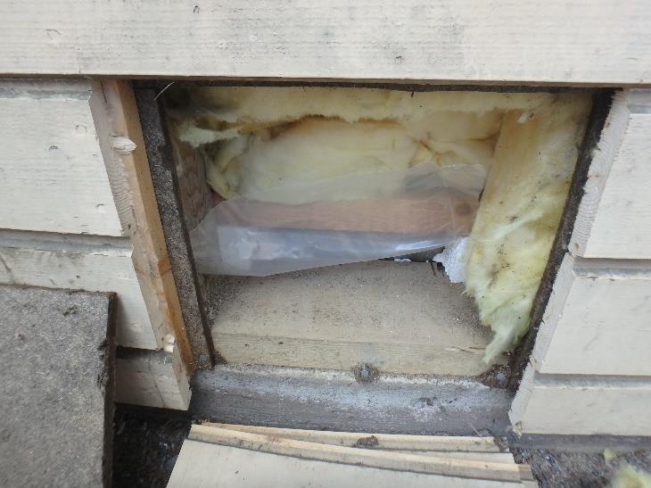 Betoninen sokkeli on sisäpuolelta lämmöneristetty mineraalivillalla ja mineraalivillan alaosa ja alaohjauspuu ovat ulkopuolista maanpinnan tasoa alempana, mikä lisää merkittävästi eristeen