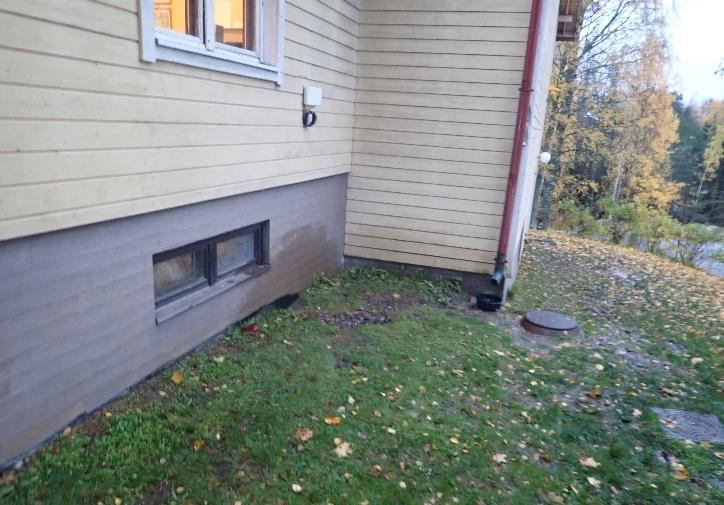 johdosta. Ko. rakenneavauspisteessä sokkelin ulkopinnassa esiintyy kosteusvauriojälkiä.
