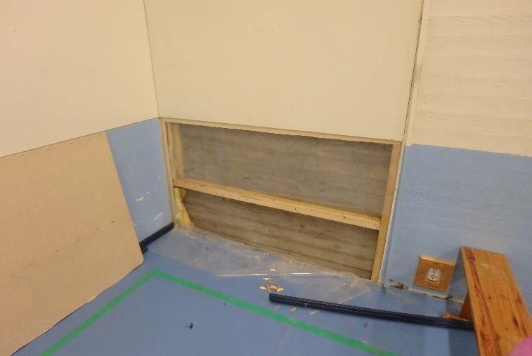 Osa voimistelusalin ulkoseinä-/ betonisokkelirakenteista on maanpinnan tason alapuolella ja