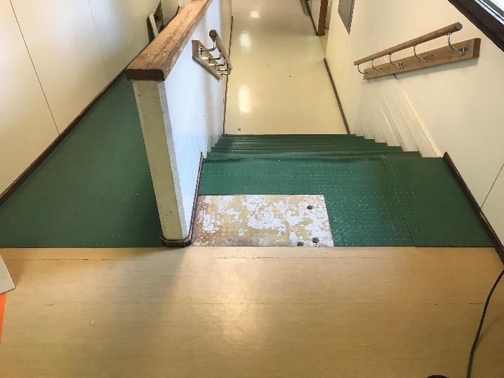 FCG SUUNNITTELU JA TEKNIIKKA OY Tutkimusraportti 32 (61) Yksi rakenneavauksista (RA4) tehtiin ulkokautta, A- ja B-siiven liittymäkohdan läheisyyteen, seinärakenteen kohtaan, joka on A-ja B-siipien