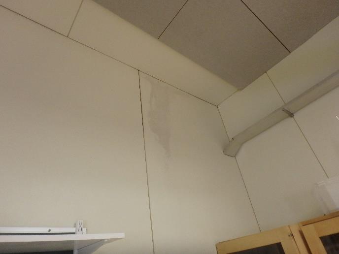 Muilta osin väliseinärakenteissa ei havaittu normaalista kulumisesta poikkeavia vaurioita. Kuva 90. Opetustilan ja käytävän välinen väliseinä. Kuva 91.