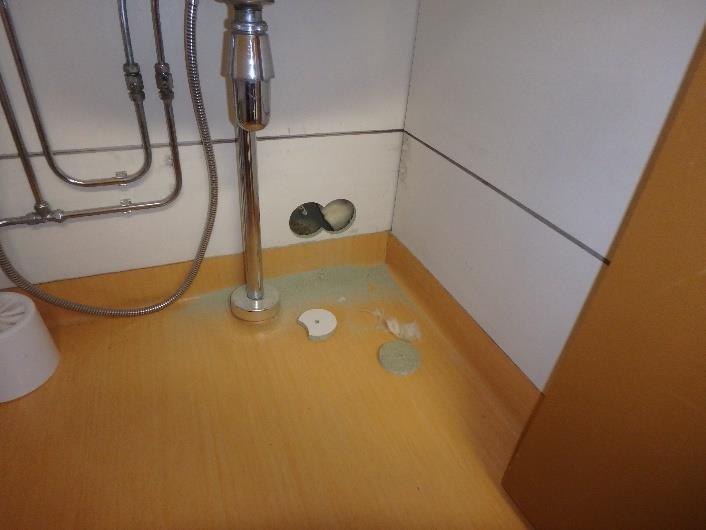 Väliseinän runko, lastulevy ja mineraalivilla ovat vaurioituneet mm.