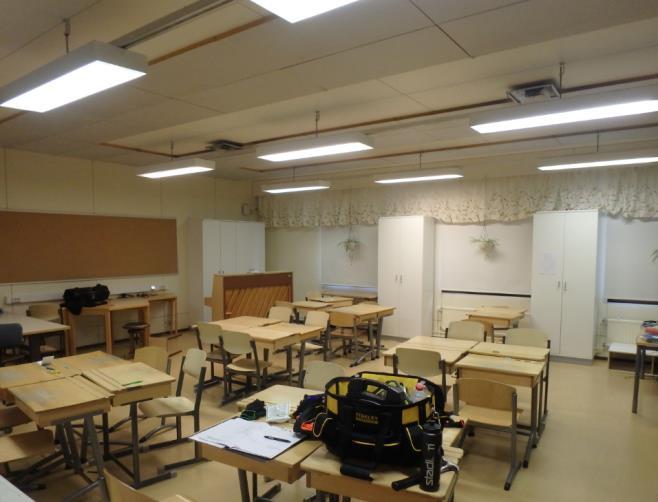 FCG SUUNNITTELU JA TEKNIIKKA OY Tutkimusraportti 51 (61) Kuva 127 Yleiskuva B-osan opetustilasta. Sisäkaton akustolevyistä puuttuu reunakäsittely. Kuva 128.
