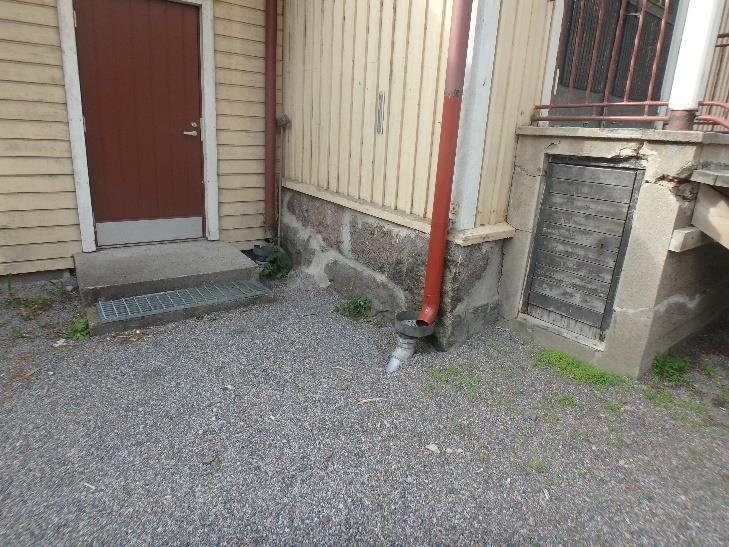 FCG SUUNNITTELU JA TEKNIIKKA OY Tutkimusraportti 56 (61) Kuva 139. Syöksytorvia on jatkettu, sadevedet ohjautuvat katolta sadevesikaivoihin. Kuva 140.