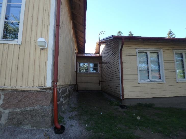 Aiemmin esiintynyt sadevesien puutteellinen poisohjaus on aiheuttanut merkittävää kosteusrasitusta seinärakenteiden alaosiin, mikä on paikoin aiheuttanut lahovaurion rakennuksen nurkkiin sokkelien