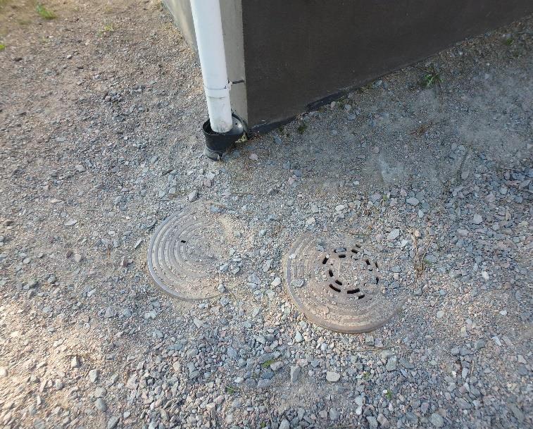 Sokkelin ja vierustäytön välissä on patolevy. Kuva 152.  Kuva 153.
