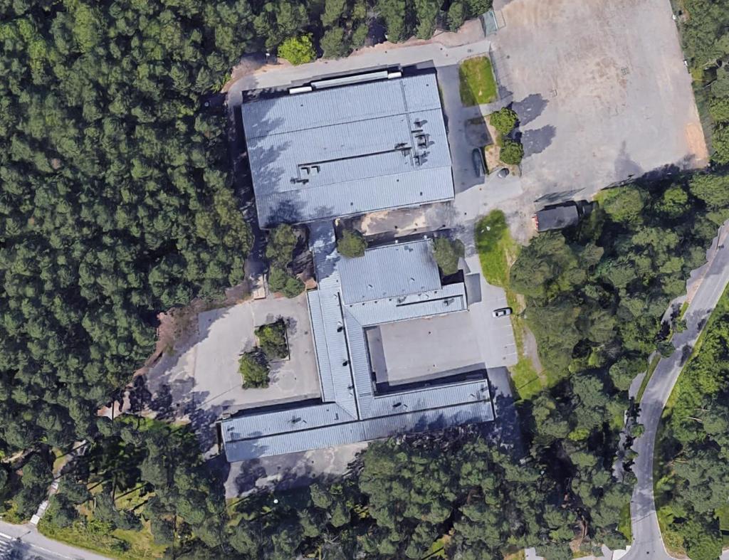 Kuva 2. Ilmakuva koulun tontista. 6 HANKKEEN TOTEUTUS, AIKATAULU JA VÄISTÖTILAT Toteutus Pääskyvuoren koulun uudisrakennus on tarkoitus rahoittaa kaupungin oman investointiohjelman kautta.