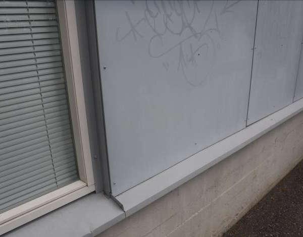 Liite 8 RS 15 Kuntoarvio 20 Pääskyvuoren koulu, A -osa Turku Sokkelit ovat paikoin likaantuneet/värjääntyneet. Sokkelit puhdistetaan tarvittavilta osiltaan esim. painepesulla.