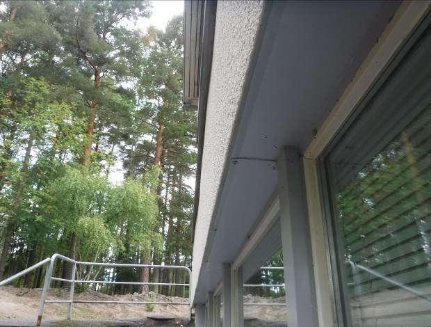 IV -konehuoneeseen on kulku ulkopuolella olevien teräskierreportaiden kautta. Portaat ovat normaalissa käyttökunnossa.