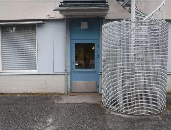 Liite 8 RS 15 Kuntoarvio 22 Pääskyvuoren koulu, A -osa Turku Alkuperäiset ikkunat ovat puurakenteiset ja ulkopuitteiden/listoitusten