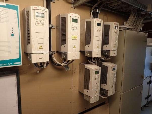 Automaatio on uusittu peruskorjauksen yhteydessä vuonna 2004. IVkoneiden puhaltimia ohjataan taajuusmuuttajilla.