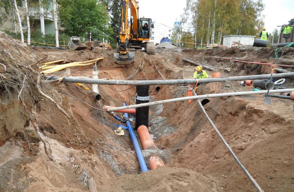 23 Kuvio 4. Putkikaivanto Rantavitikalla (Napapiirin Vesi Oy 2017a) 3.2 Sujutusmenetelmät 3.2.1 Pitkäsujutus Pitkäsujutus PEH-putkia käyttäen on vanhin ja eniten käytetty sujutusmenetelmä.