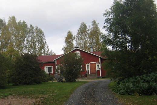 Aitta edustaa alueen vanhinta rakennuskantaa. Kohde on inventoitu vuonna 2002. Tilakeskuksen länsipuolella on kaksi uudempaa asuinrakennusta 1970 luvulta tai myöhemmin.