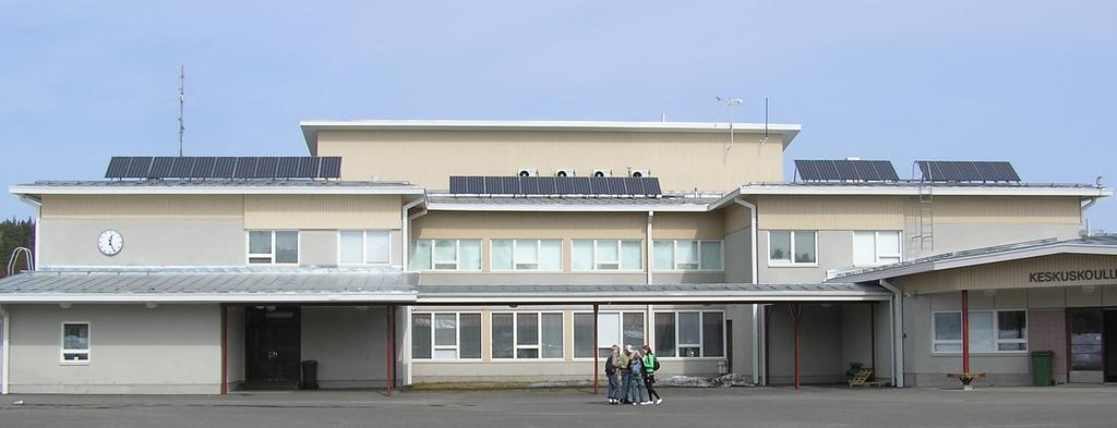 29 4 Järjestelmän kuvaus Tutkielmassa tarkastellaan Saarijärven koulukeskuksen katolle asennettua aurinkopaneelistoa (kuvio 10).