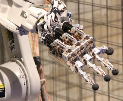 AUTOMAATIO Kiristyvä kilpailu ja muuttuva liiketoiminta 19. ICT - Informaatio ja kommunikaatioteknologia kehittyy yhä nopeammin. Tutkimus ja tuotekehitys yhä tärkeämpää. 20.