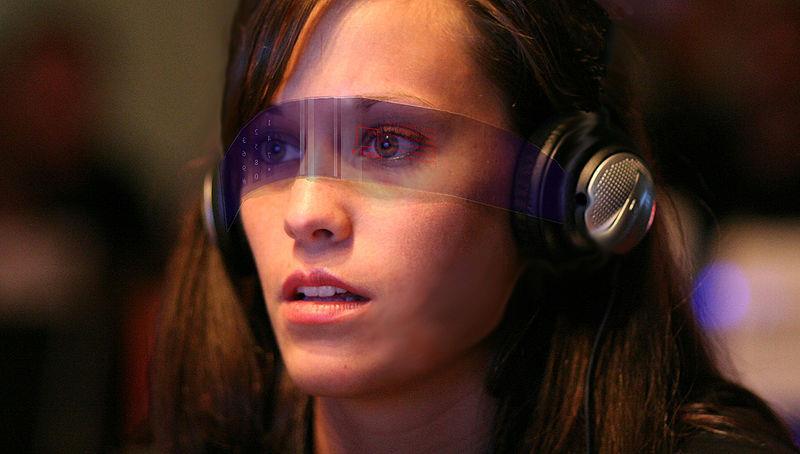 Teknologian kiihtyvä kehitys 10. Kommunikaatioteknologia: Mobiili, mukana kulkeva kommunikointivälineistö ja tietokoneet kehittyvät. Geotäggäys yleistyy (esim.