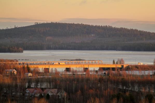 Kirkon pihalta (puut kirkon ja järven välissä) ei kesällä selostuksen mukaan näy tehdasta, talvella voi vähän näkyä. Halosenrannalta saattaa yksi piippu näkyä.