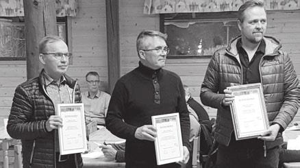 Keskikuvassa osa piirinmestareiden omistajista palkittavana.