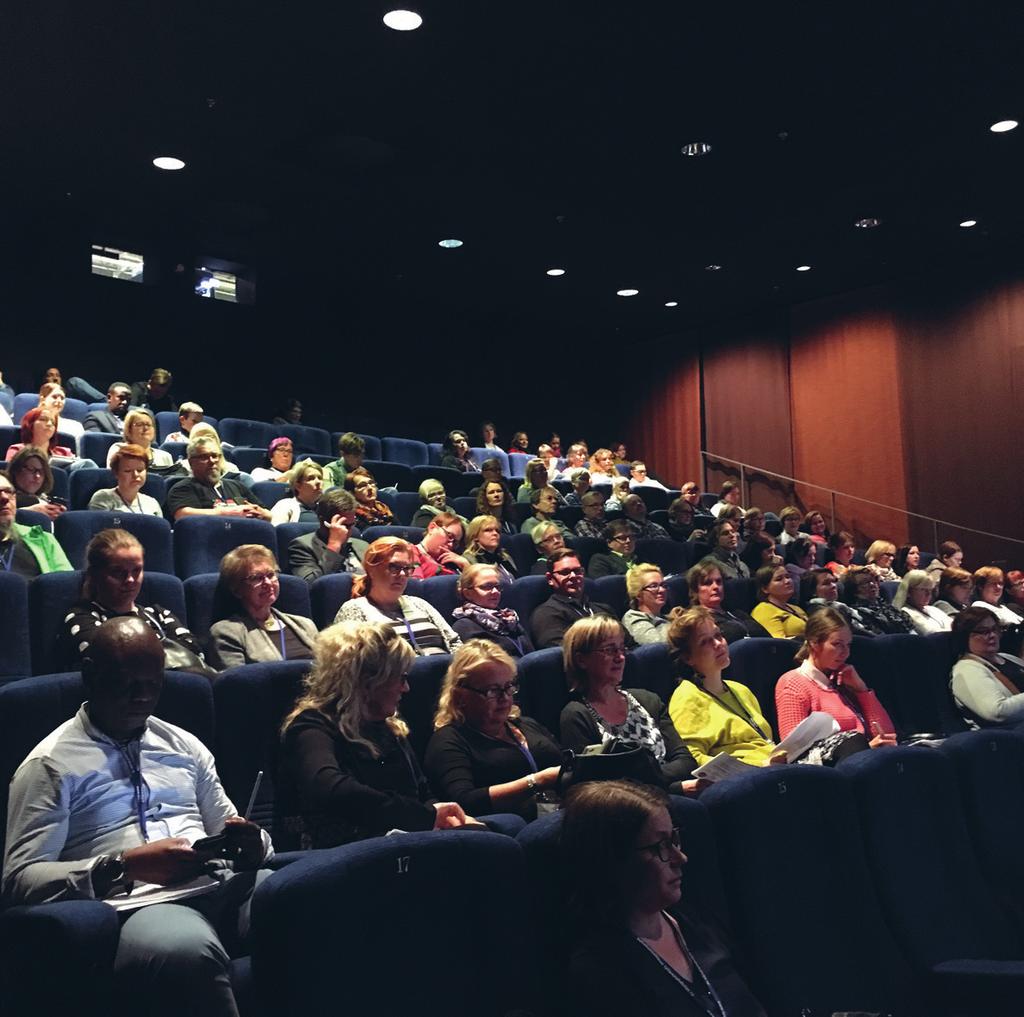 Synergiaseminaarin yleisöä Hämeenlinnan Verkatehtaalla. Esitysten suunnittelussa ja toteutuksessa käytettiin sosiaalista mediaa ja digitaalisia työvälineitä.