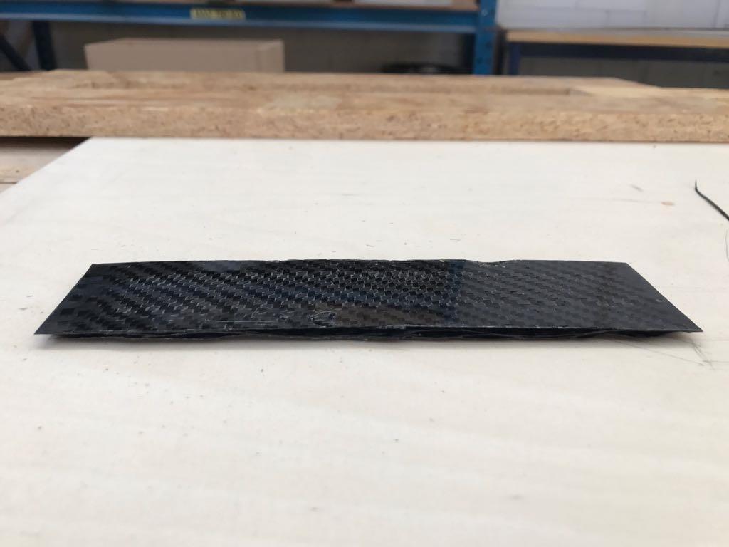 Mitattavat koepalat Mittauksia suoritettiin koepaloilla, jotka olivat mitoiltaan 180mm x 50mm x 4.4mm kokoisia. Koepalat oli rakennettu kolmesta koivuviilu- ja neljästä hiilikuitukudoskerroksesta.