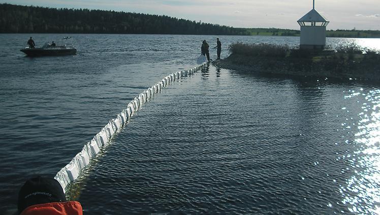 Kompaktin pakkauksensa (paino 19-22 kg) ansiosta 15 m puomia voidaan levittää nopeasti vähäisellä miesvahvuudella.