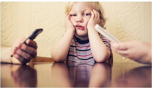 Vanhemmuus ja älylaitteet Vanhemman älylaitteen käyttö vähentää vanhemman herkkyyttä vauvan viesteille (Golen & Ventura 2015) ja vastavuoroista vuorovaikutusta lapsen kanssa