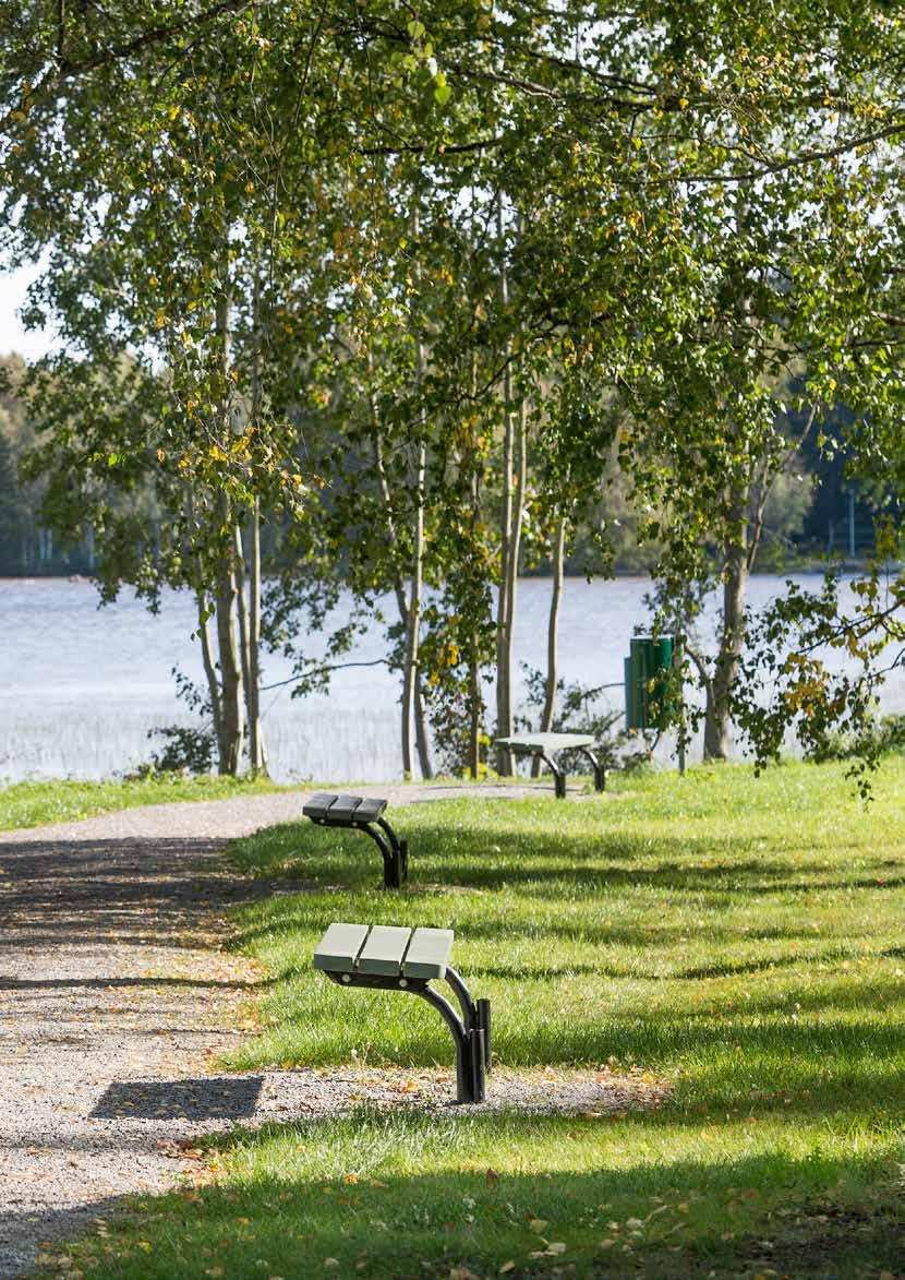 Jotkut ne nyt vaan tykkää rakentaa hiekkalinnoja ja syödä piknikeväitä omassa rannassa.
