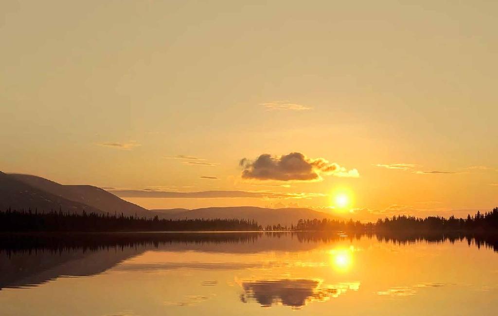 Keskiyön aurinko Pallaslompolon päällä