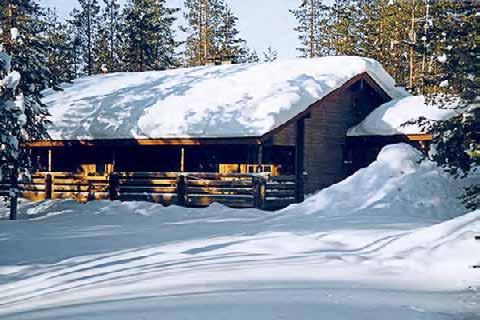 lähellä latuja. TUNNELMAA LUOMASSA komea takka, jonka äärellä on mukava rentoutua päivän hiihtojen jälkeen.