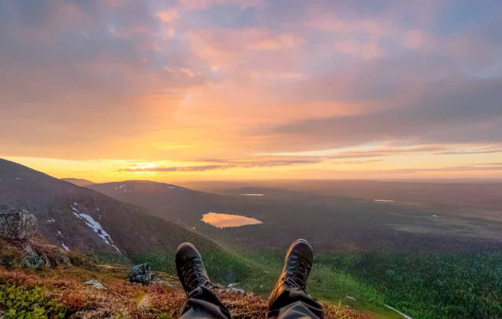 Näkymä Pallaksen Pyhäkerolta pohjoiseen keskiyön auringon aikaan.
