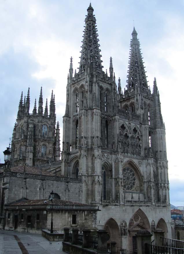Burgosin katedraali aamuhämärissä hiukan kello 7 jälkeen.