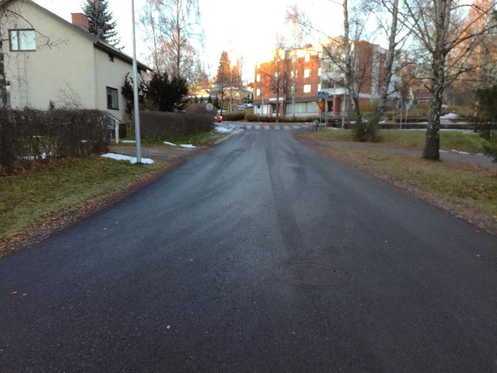 kuivatusjärjestelmää. Tarhurintien korjausvelkasumma suhteessa kadun pituuteen on huomattavan suuri. 18 Kuva 6. Myllypellontie.