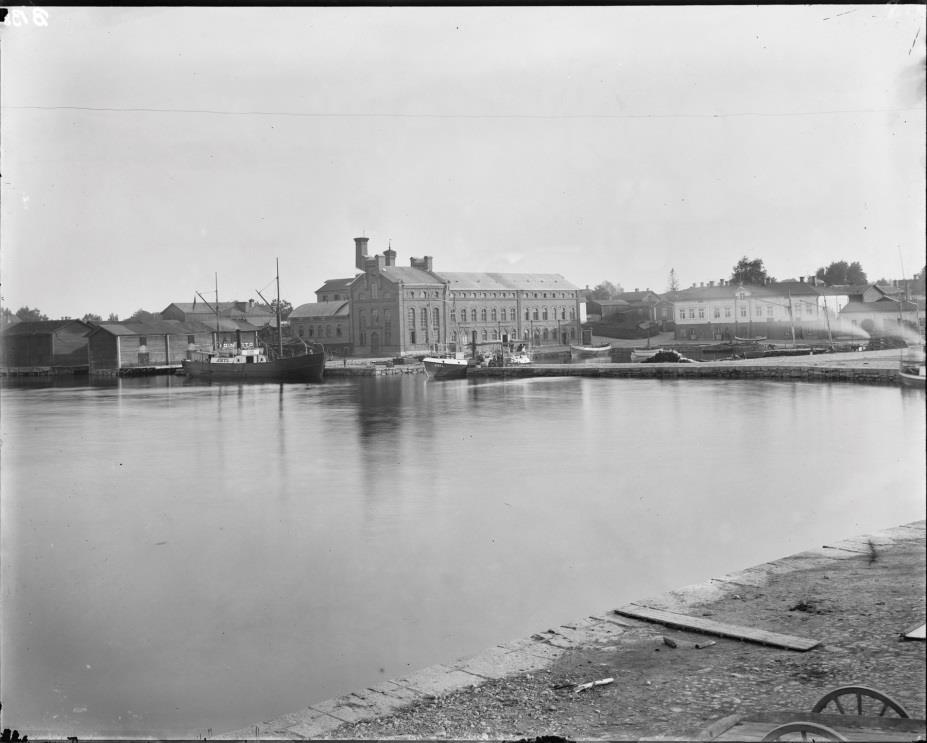 Kuopion kaupunki Pöytäkirja 6/2017 30 (50) 93 Kuva ajalta 1893 1893 (Karl Granit) Kuva vuodelta 1904 (Victor Barsokevitsch) Kaupunkirakennelautakunnan 11.11.2015 hyväksymässä ja 16.11 18.12.