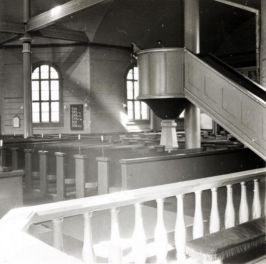 Apukaiuttimet sivuparville Sähkökäyttöinen valkokangas, kotelo maalattu seinän väriin Datatykki sidepalkin kupeessa, hylly maalattu palkin sävyyn Valokuvat Alvar Aallon vuonna 1927 suunnittelman